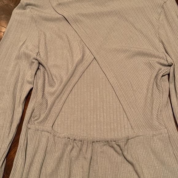 NWT GORGEOUS Long sleeve ribbed mock turtleneck with a triangular open back. - Picture 6 of 10